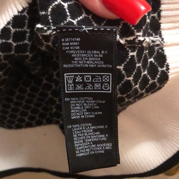 Honeycomb print black and white crew neck sweater - Picture 5 of 6